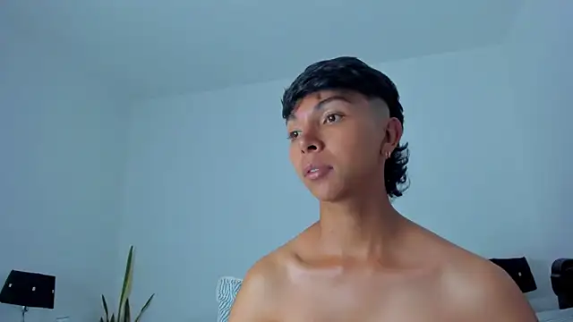 xhenisa  online show from March 8, 2026, 7:50 pm