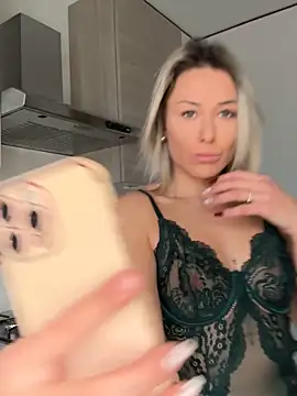 Snapshot of petrouchkaaa_ chatting on February 6, 2026, 9:23 am petrouchkaaa online show from February 6, 2026, 9:23 am