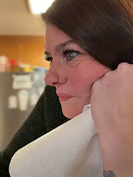 LadyLena1 online show from December 3, 2025, 12:07 am