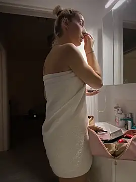 Ella Charm online show from October 24, 2025, 3:41 pm