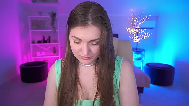 Snapshot of EmmyCharmm chatting on June 4, 2026, 5:57 am EmmyCharmm online show from June 4, 2026, 5:57 am