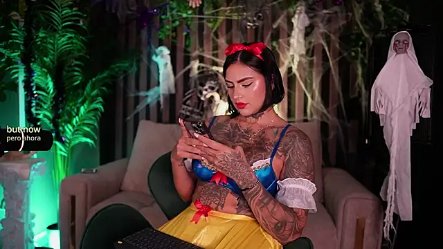 Snapshot of Kleeopatra_ chatting on October 21, 2025, 11:49 pm Kleeopatra online show from October 21, 2025, 11:49 pm