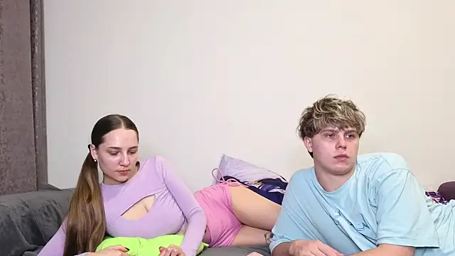 Emily and Ilumi online show from October 7, 2025, 6:16 pm