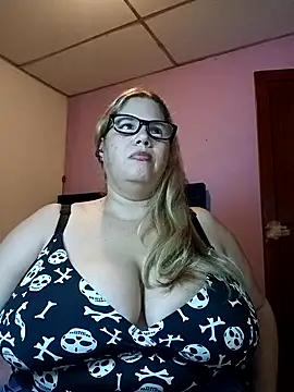 Snapshot of EllisW8 chatting on April 11, 2026, 10:58 pm EllisW8 online show from April 11, 2026, 10:58 pm