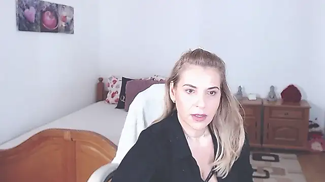 evamaria2024 online show from December 2, 2024, 7:14 am