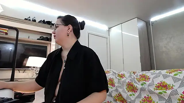 ILoveToFeelU online show from November 24, 2025, 4:29 pm