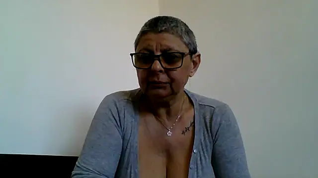 roseblak42 online show from April 19, 2026, 4:06 pm