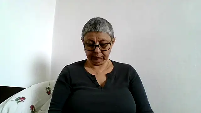 Snapshot of roseblak42 chatting on May 1, 2026, 12:43 pm roseblak42 online show from May 1, 2026, 12:43 pm