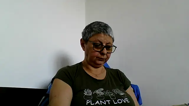 Snapshot of roseblak42 chatting on May 11, 2026, 10:10 am roseblak42 online show from May 11, 2026, 10:10 am