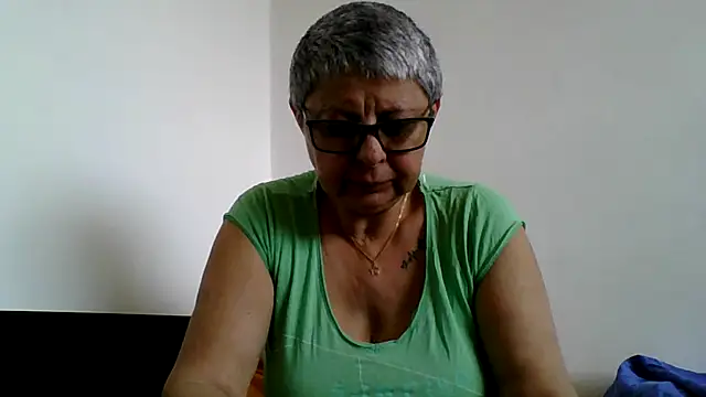 Snapshot of roseblak42 chatting on May 18, 2026, 8:31 am roseblak42 online show from May 18, 2026, 8:31 am