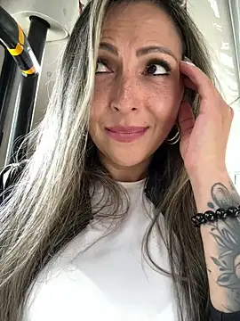  Abril-Office1 online show from December 9, 2024, 4:37 pm