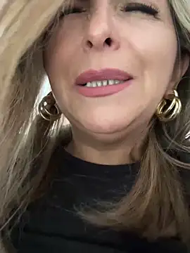  Abril-Office1 online show from February 3, 2025, 7:42 pm