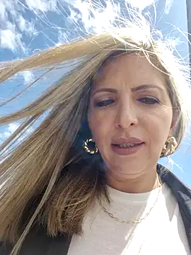  Abril-Office1 online show from February 7, 2025, 4:24 pm