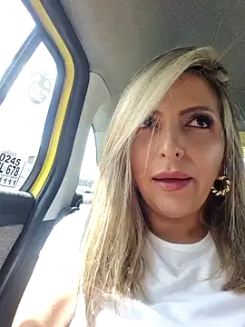  Abril-Office1 online show from February 10, 2025, 3:10 pm