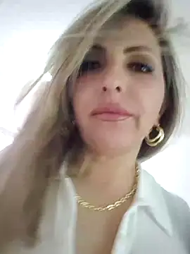  Abril-Office1 online show from February 24, 2025, 7:52 pm