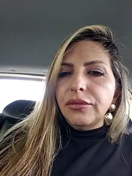  Abril-Office1 online show from March 17, 2025, 2:45 pm