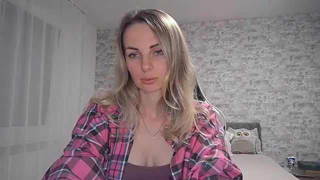 AlissonBia online show from October 9, 2025, 8:29 pm