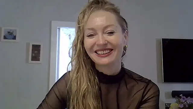 ZarinaSwift online show from September 29, 2025, 4:39 am