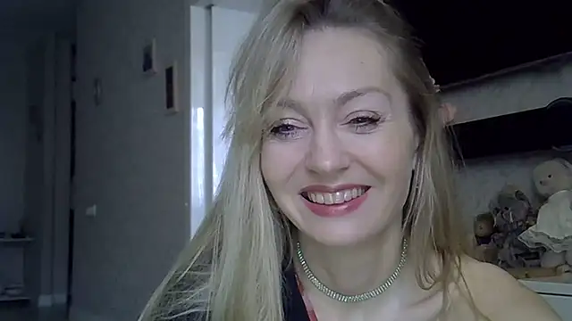 ZarinaSwift online show from November 24, 2025, 4:34 am