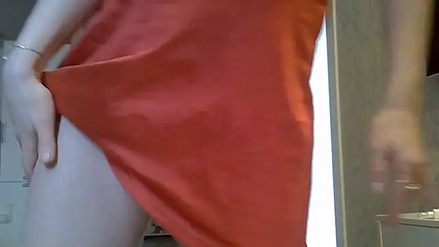 Snapshot of ZarinaSwift chatting on May 16, 2026, 6:43 am ZarinaSwift online show from May 16, 2026, 6:43 am