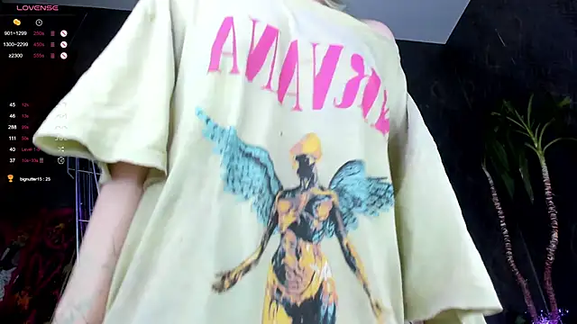 Snapshot of little_grinch666 chatting on January 22, 2025, 8:59 pm little grinch666 online show from January 22, 2025, 8:59 pm