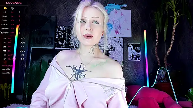 Snapshot of little_grinch666 chatting on February 25, 2025, 8:19 pm little grinch666 online show from February 25, 2025, 8:19 pm