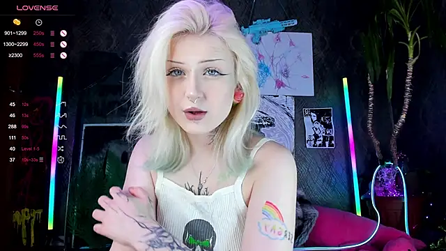 Snapshot of little_grinch666 chatting on February 27, 2025, 8:09 pm little grinch666 online show from February 27, 2025, 8:09 pm