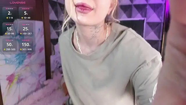 Snapshot of little_grinch666 chatting on April 16, 2026, 5:25 pm little grinch666 online show from April 16, 2026, 5:25 pm