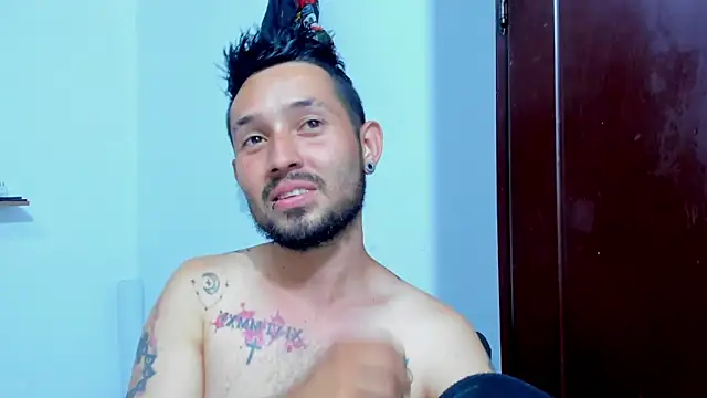 Snapshot of Bad_Couple_1 chatting on October 29, 2025, 2:25 am Bad Couple 1 online show from October 29, 2025, 2:25 am