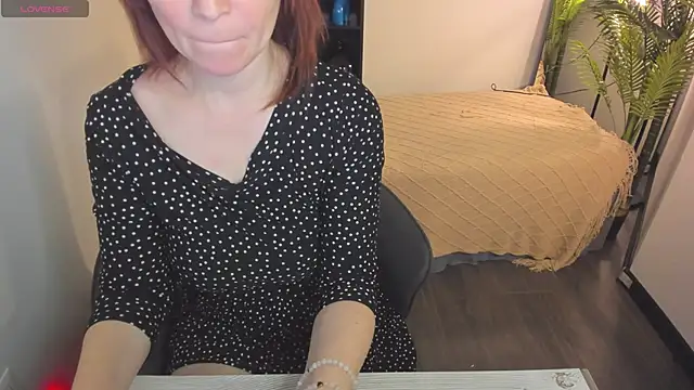 Snapshot of ZoeEast chatting on October 26, 2025, 5:52 pm ZoeEast online show from October 26, 2025, 5:52 pm