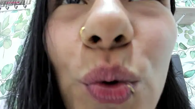 atilanadiaz7 online show from October 6, 2025, 3:53 pm