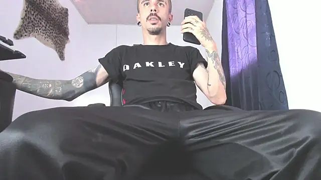 Aaron BigDickxxx online show from June 1, 2026, 8:32 pm