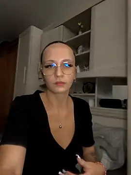 emma4xxx online show from September 23, 2025, 7:39 pm