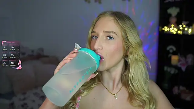 Nicolette  Shea  online show from January 16, 2025, 1:58 pm