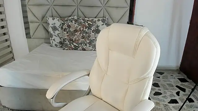 nina pons online show from September 15, 2025, 11:16 pm