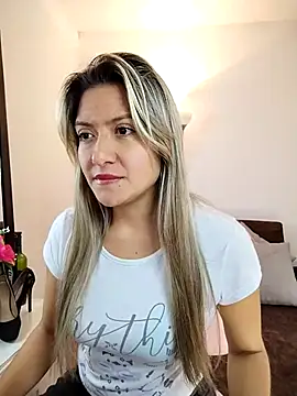 valeriahunter1 online show from March 18, 2025, 10:48 pm