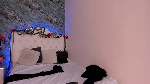 Snapshot of CAMILLEN_PETTID chatting on December 15, 2024, 7:31 pm CAMILLEN PETTID online show from December 15, 2024, 7:31 pm