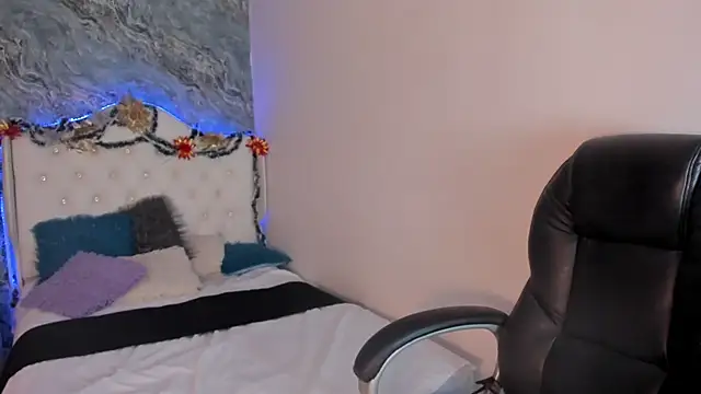 Snapshot of CAMILLEN_PETTID chatting on January 4, 2025, 10:55 pm CAMILLEN PETTID online show from January 4, 2025, 10:55 pm