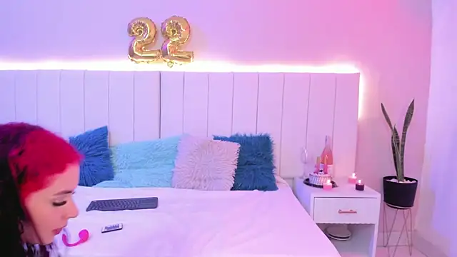 Snapshot of CAMILLEN_PETTID chatting on October 10, 2025, 10:20 pm CAMILLEN PETTID online show from October 10, 2025, 10:20 pm