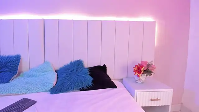 Snapshot of CAMILLEN_PETTID chatting on October 26, 2025, 10:15 pm CAMILLEN PETTID online show from October 26, 2025, 10:15 pm