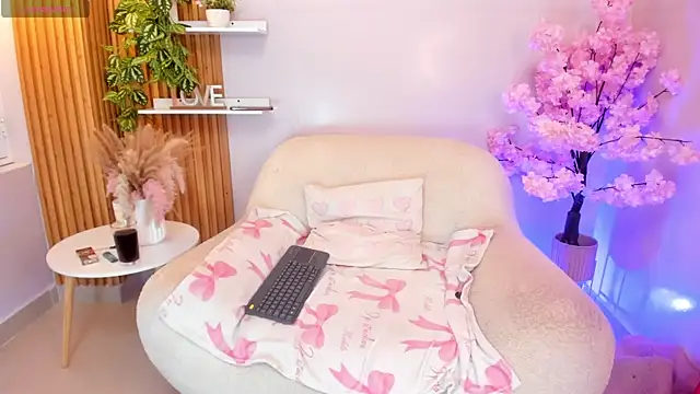MrsFoucher online show from July 28, 2026, 11:15 pm