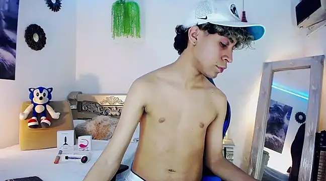 Snapshot of huge_armound chatting on February 3, 2025, 6:45 am huge armound online show from February 3, 2025, 6:45 am