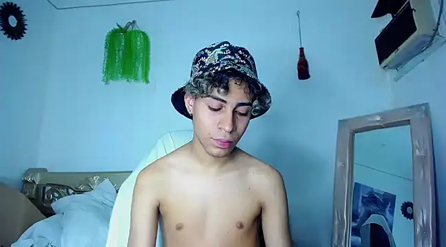 Snapshot of huge_armound chatting on February 5, 2025, 2:48 pm huge armound online show from February 5, 2025, 2:48 pm