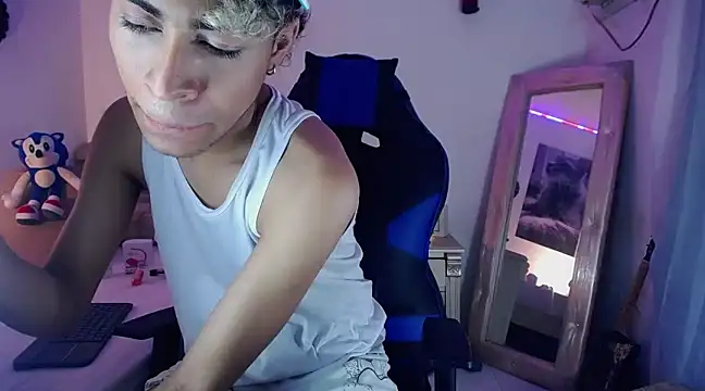 Snapshot of huge_armound chatting on February 17, 2025, 2:26 pm huge armound online show from February 17, 2025, 2:26 pm