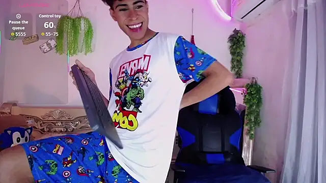 Snapshot of huge_armound chatting on October 14, 2025, 12:00 am huge armound online show from October 14, 2025, 12:00 am