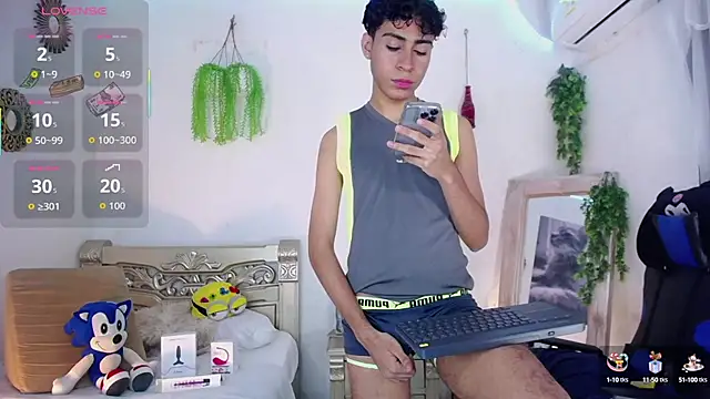 Snapshot of huge_armound chatting on October 17, 2025, 4:59 am huge armound online show from October 17, 2025, 4:59 am