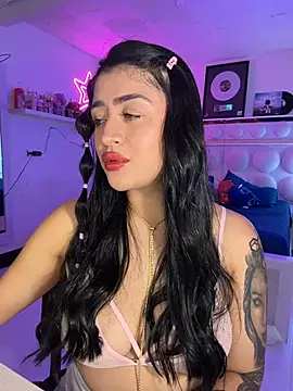 lucianaroy online show from April 11, 2026, 3:33 am