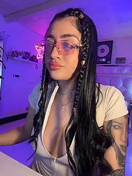 Snapshot of lucianaroy chatting on April 19, 2026, 8:22 pm lucianaroy online show from April 19, 2026, 8:22 pm