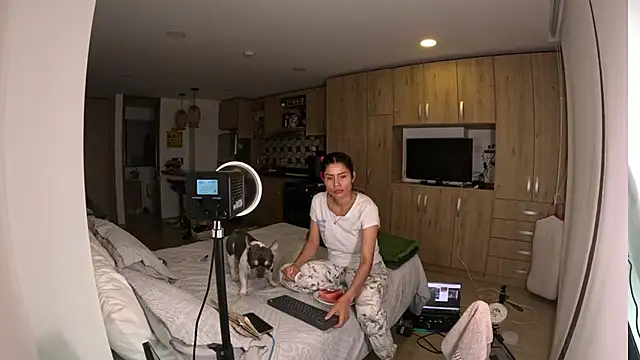 Snapshot of Alondra_fetish chatting on January 20, 2025, 8:09 am Alondra fetish online show from January 20, 2025, 8:09 am