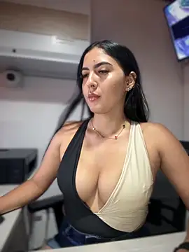 Snapshot of MarianaBenz chatting on October 4, 2025, 9:46 pm MarianaBenz online show from October 4, 2025, 9:46 pm